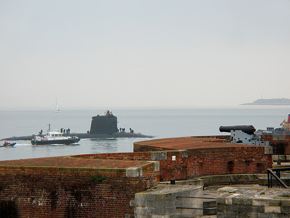 Французская атомная подводная лодка класса Rubis Amethyste движется в сторону военно-морской базы Портсмут, Великобритания 