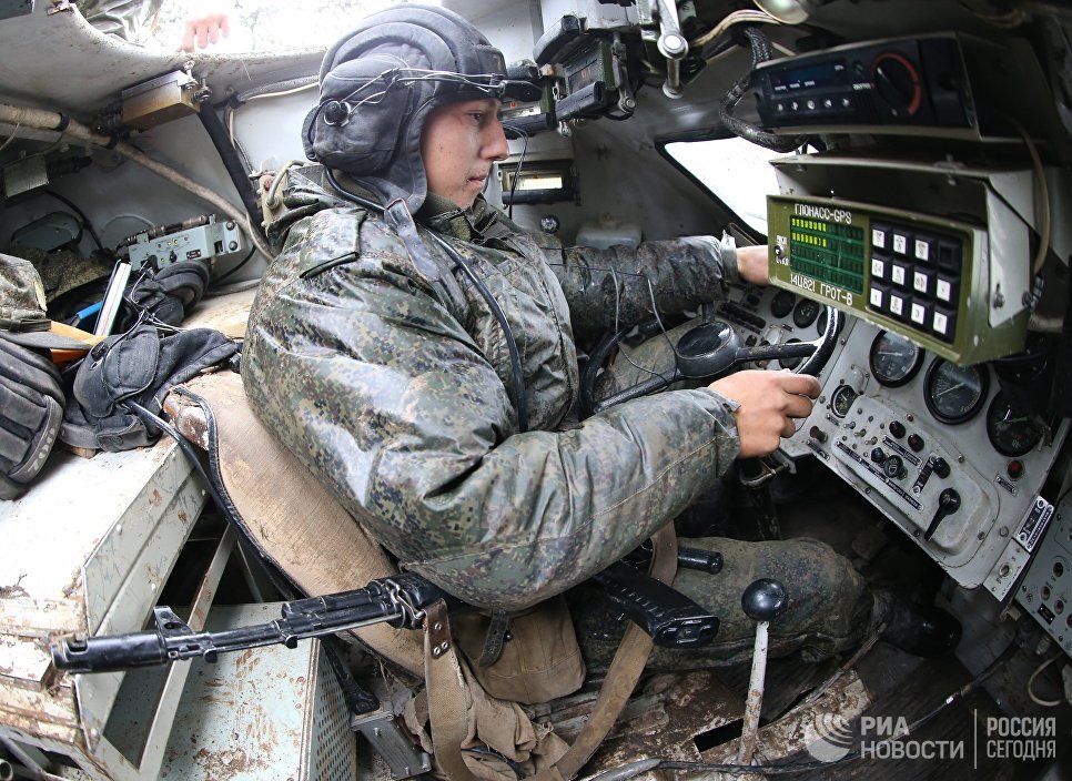 Механик водитель БМП-2 во время тактических учений "Запад-2017"