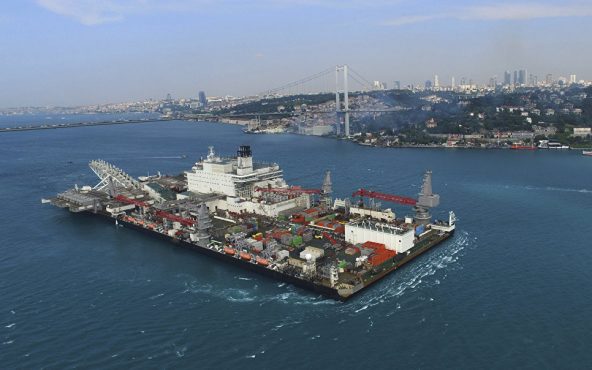 Судно Pioneering Spirit пересекает пролив Босфор в Стамбуле.