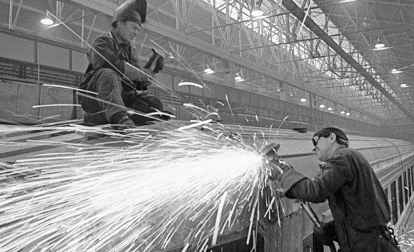 Рабочие Рижского вагоностроительного завода сваривают детали вагонов в сборочном цехе