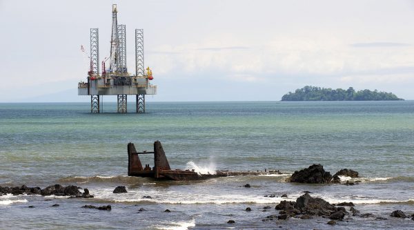  Нефтяная буровая платформа, Камерун, Африка globallookpress.com © Reinhard Marscha/http://imagebroker.com