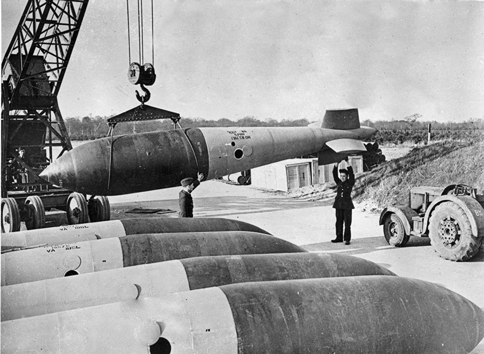 Бомба Grand Slam на аэродроме Королевских ВВС