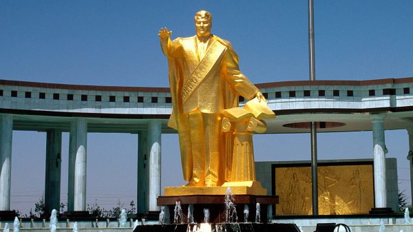 Туркменбаши: Гарантировал место в раю всем, кто трижды прочтет его труд и запретил золотые коронки