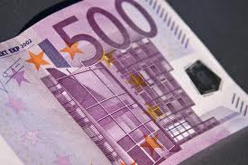 Евро дешевеет в среду в ожидании статистики по экономике еврозоны