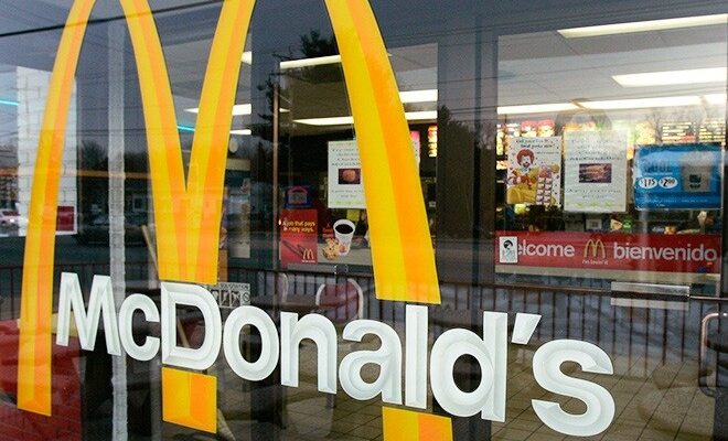Роспотребнадзор может запретить McDonald's продавать в России некоторые виды продукции
