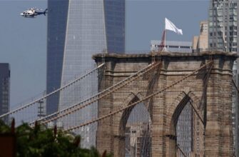 На Бруклинском мосту ​неизвестные заменили американские флаги на белые