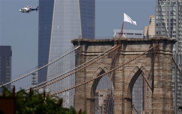 На Бруклинском мосту ​неизвестные заменили американские флаги на белые