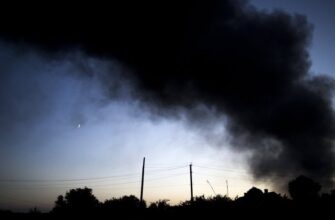 Пожар после обстрела на Лисичанском НПЗ Роснефти
