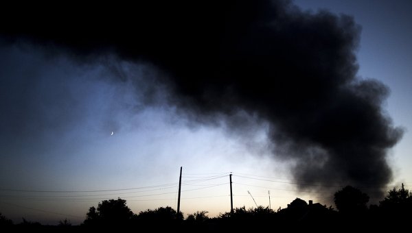 Пожар после обстрела на Лисичанском НПЗ Роснефти