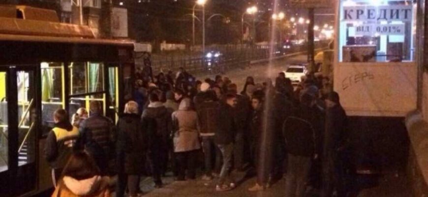 В Киеве 200 человек перекрыли дорогу, требуя тепла и света