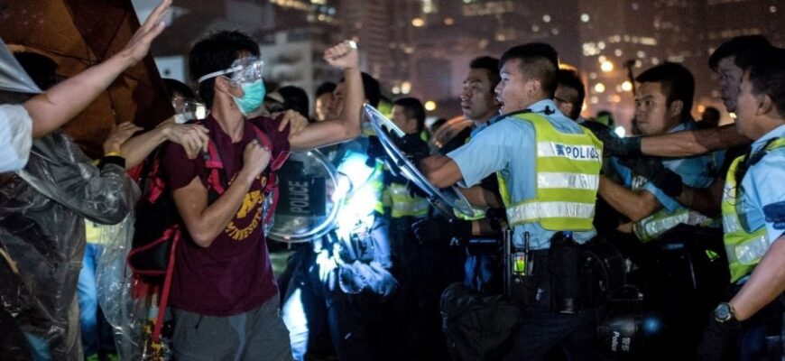 В Гонконге возобновились столкновения между демонстрантами и полицией