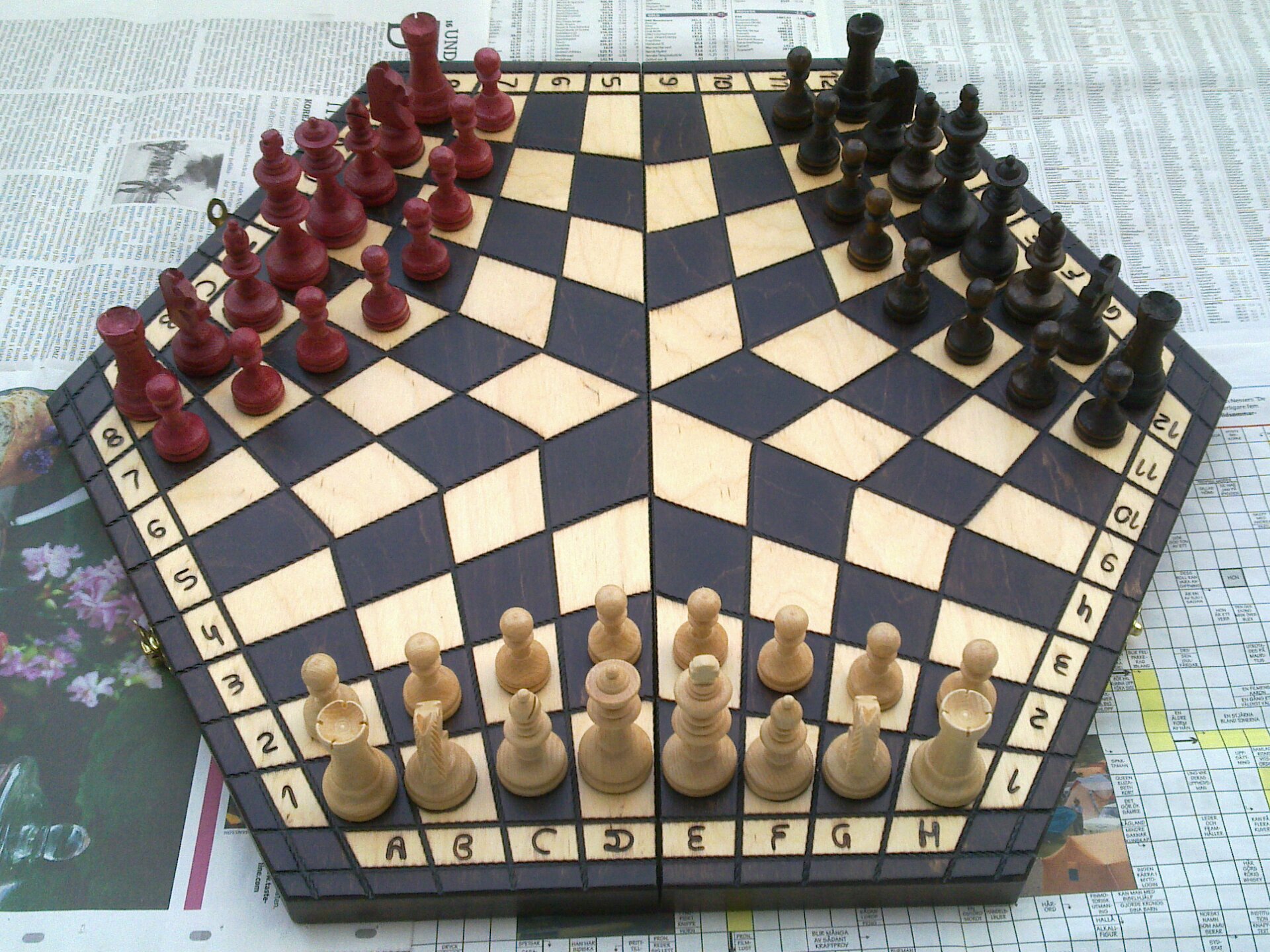Шахматы варианты играть. Гексагональные шахматы на троих. Магараджа шахматы. Shaxmat Shashka. Шахматная доска с шахматами.