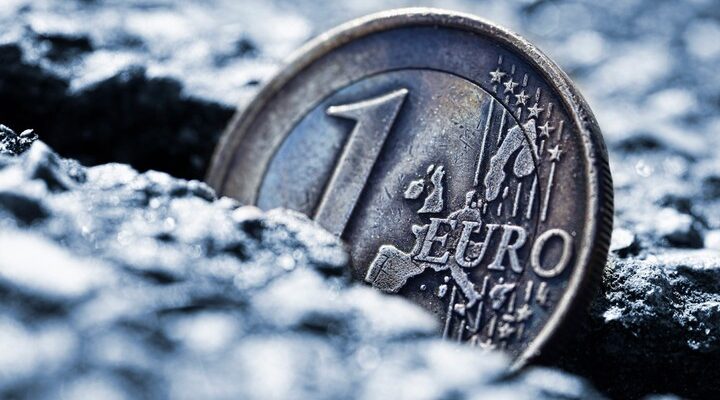 Курсы доллара и евро упали после отмены валютного коридора