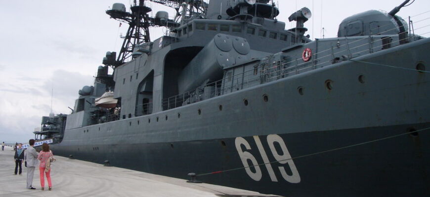 «Североморск» — большой противолодочный корабль проекта 1155. Mаксимальной скоростью 32 узла, водоизмещение 7570 тонн, наибольшaя длинa 163 м, ширинa 19 м.