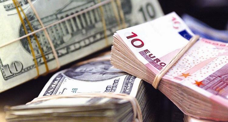 Правительство обязало "Газпром" и "Роснефть" продавать валютную выручку для укрепления рубля