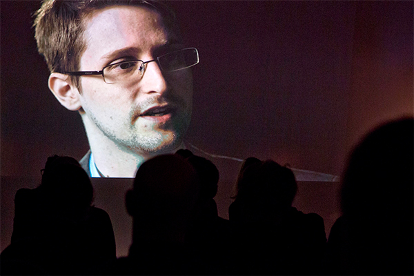 Сноуден: В iPhonе встроены программы для слежки