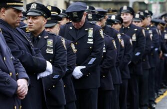 Тысячи полицейских Нью-Йорка повернулись спиной к мэру города на похоронах коллеги