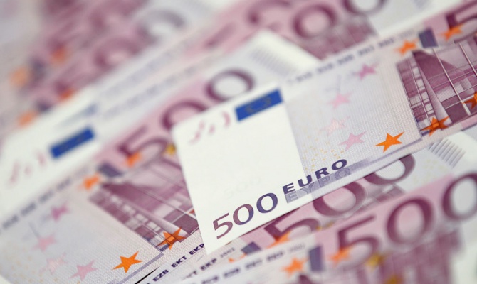 Курс евро к доллару рухнул до минимальных отметок за девять лет