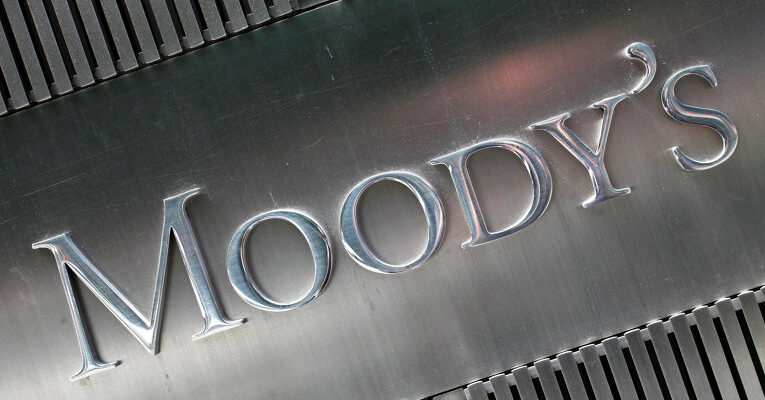 Moody's понизило суверенный кредитный рейтинг России