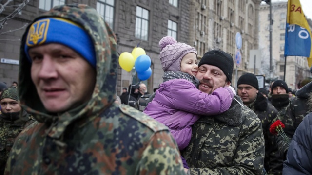 В Киеве около 500 силовиков перекрыли Крещатик и требуют землю