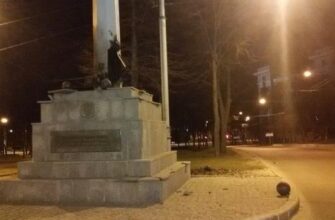 Стелу с украинским флагом взорвали в Харькове, не спали и в Мариуполе