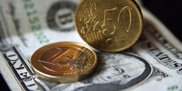 Рубль подрос к доллару и евро