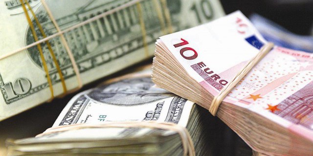 Курс доллара упал ниже 54 рублей