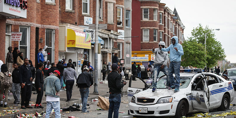 Массовые беспорядки в Балтиморе: город разграблен, 15 полицейских ранены, десятки граждан задержаны