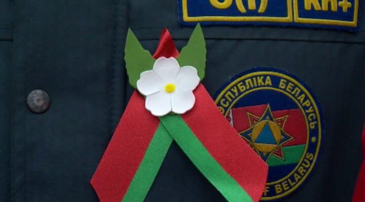Белоруссия идет "своим путем": Георгиевскую ленту заменили на красно-зеленую