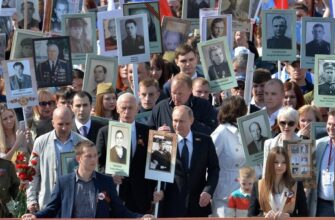 Владимир Путин возглавил шествие "Бессмертного полка" на Красной площади