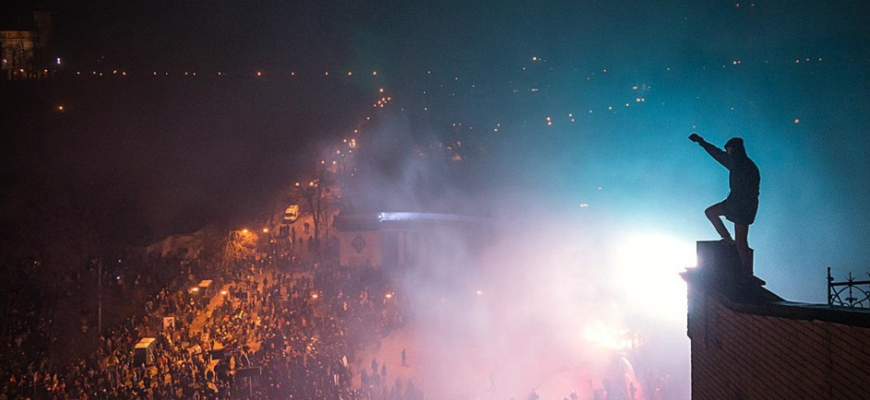 Кровавый монолит Майдана покрывается трещинами