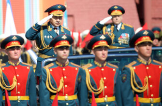 Министр обороны РФ Сергей Шойгу (слева на втором плане) во время военного парада на Красной площади