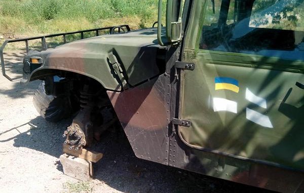 "Ожидаемый итог ленд-лиза". Американский армейский автохлам простаивает на Украине без колес