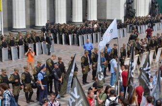 Митингующие в Киеве пытаются штурмовать парламент
