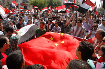 Сирийцы во время демонстрации в поддержку президента Башара Асада выражают благодарность России и Китаю