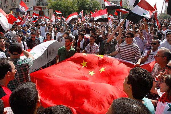 Сирийцы во время демонстрации в поддержку президента Башара Асада выражают благодарность России и Китаю