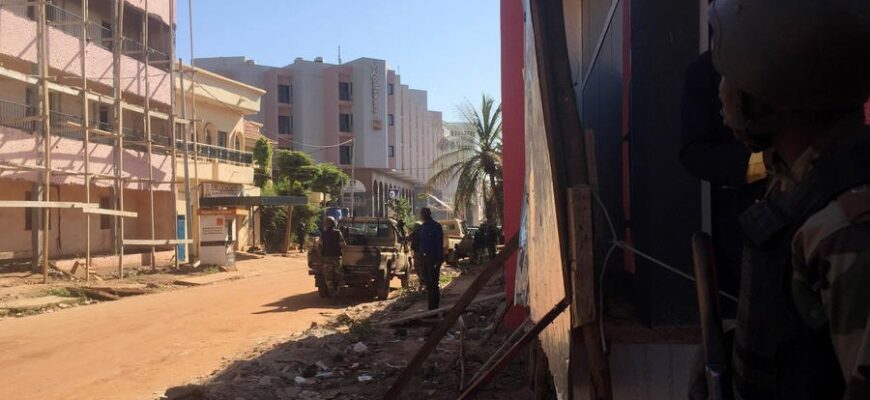 В Мали вооружённые террористы захватили 170 заложников в отеле Radisson