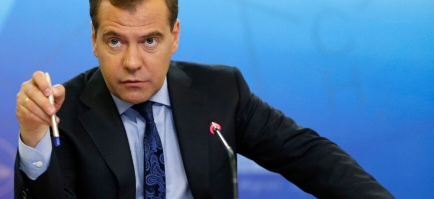 Медведев: спад в экономике остановлен, ждем роста