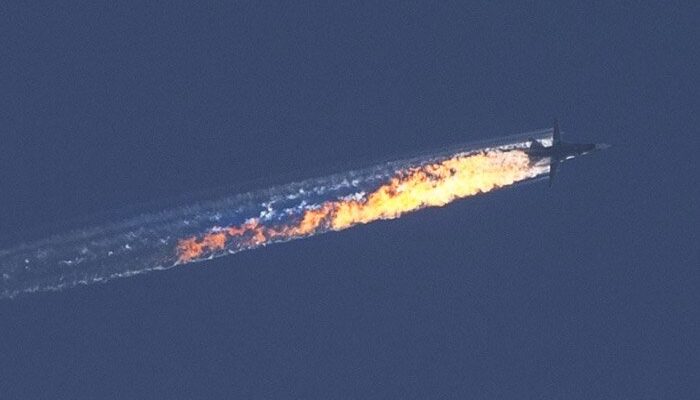 Газовый след турецкой ракеты, сбившей российский Су-24