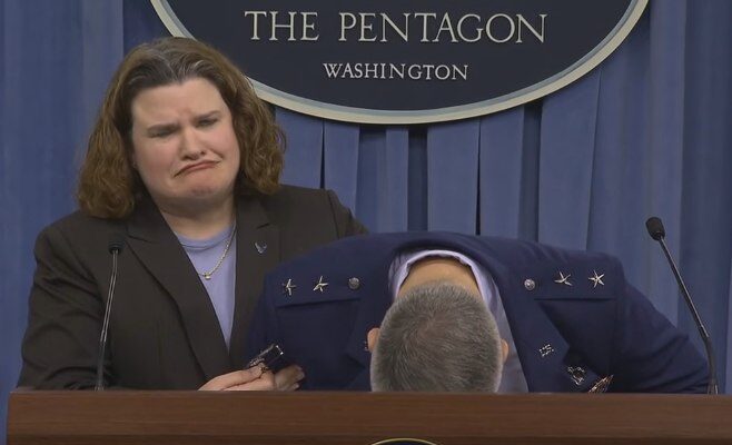Генерал США упал в обморок после вопроса журналиста