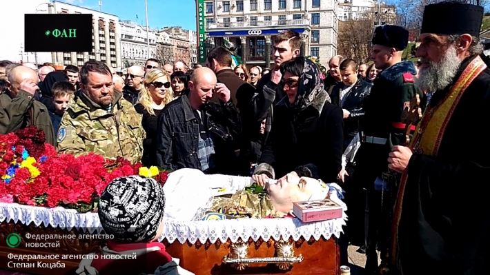 Похороны карателя ВСУ закончились сожжением портретов Порошенко на Майдане