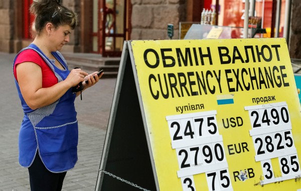 Экономика Украины подсела «на иглу» переводов из России