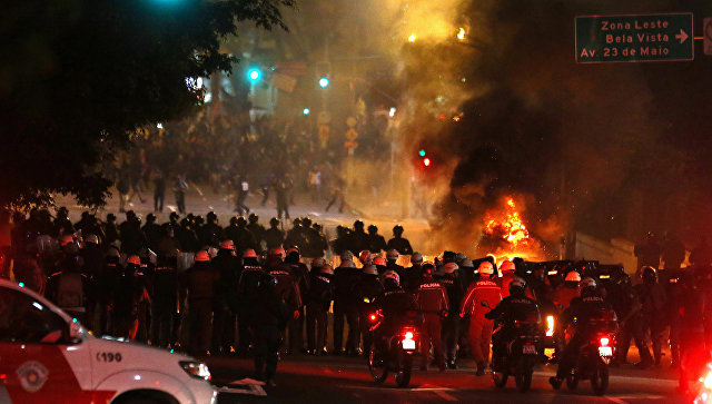 В Бразилии импичмент Роуссефф привел к столкновениям с полицией