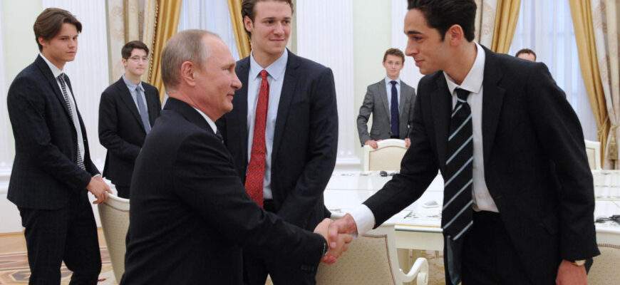 Картина "Путин и студенты" озадачила Запад накануне G20