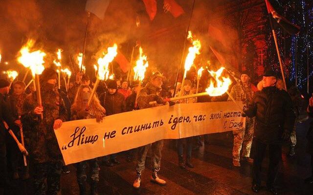 Клянемся сжечь Кремль: в Киеве нацисты жгли факелы в честь Степана Бандеры