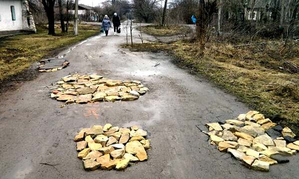 Скинулись даже бабушки: Украинцы за свой счет латают дыры в дорогах
