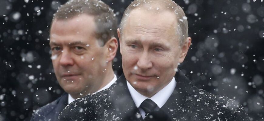 Путин против «самораскрутки»: как будут решать проблему Навального-Медведева