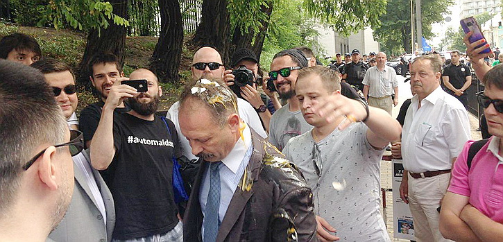 А нас за що?! Депутаты Порошенко истерят в Раде — их начали бить на улице