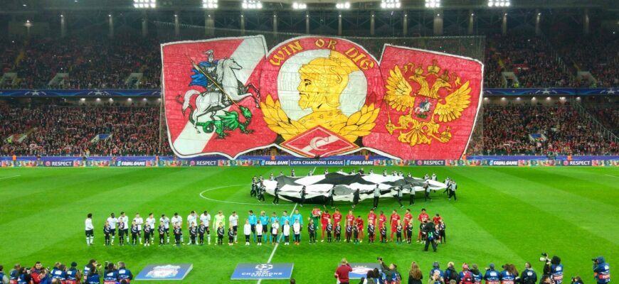 Российские футбольные фанаты встретили британских подарками