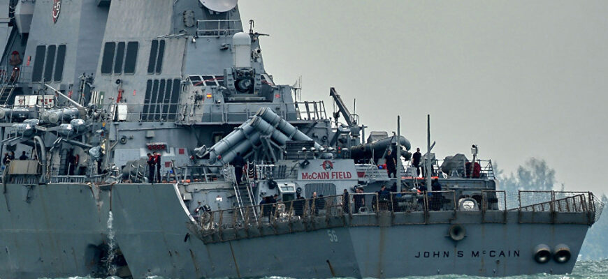 Эсминец ВМС США "Джон Маккейн" после столкновения с торговым судном. 21 августа 2017